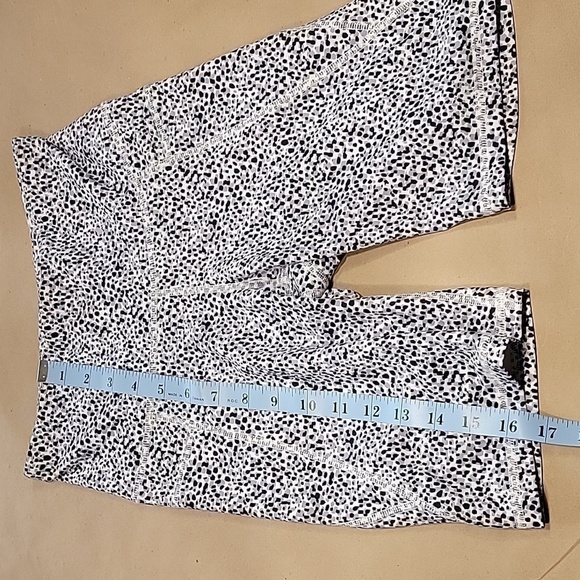 Old Navy SIze S, High Waisted Bike Shorts with Pockets New Without Tag - Picture 4 of 10